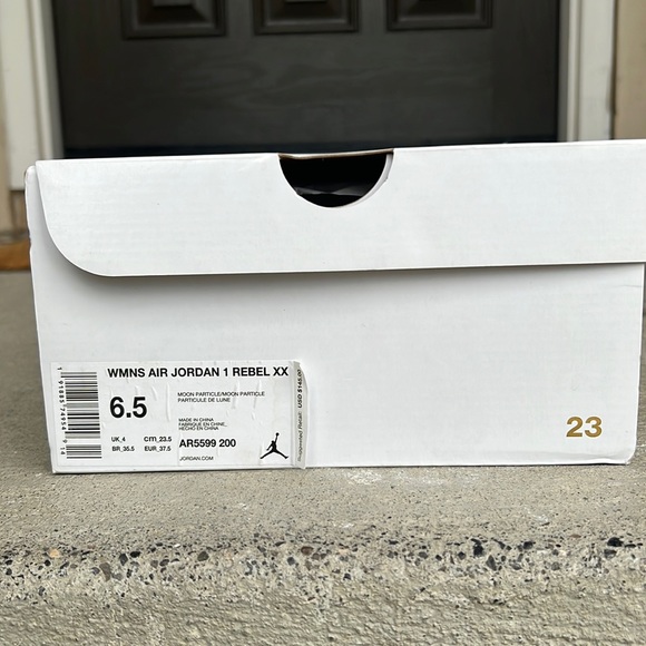 Woman’s Air Jordan’s size 6.5 - Picture 2 of 8